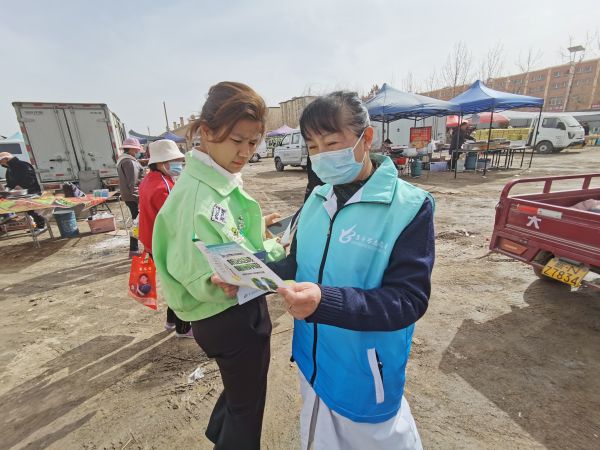 03201742472413518882.jpg 十二团医院开展的第30个“世界防治结核病日”科普宣传活动走进集市。.jpg