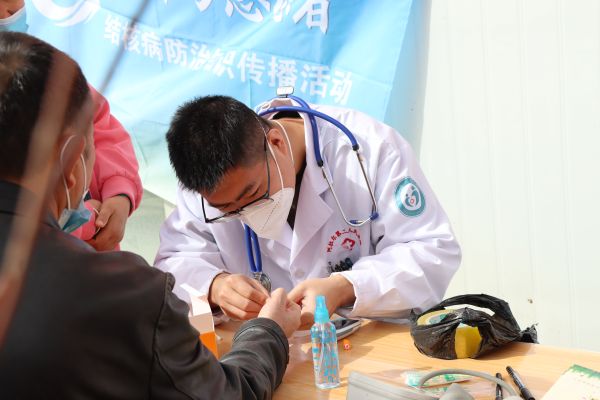 03201742472419143447.jpg 十二团医院开展的第30个“世界防治结核病日”义诊进社区。.JPG