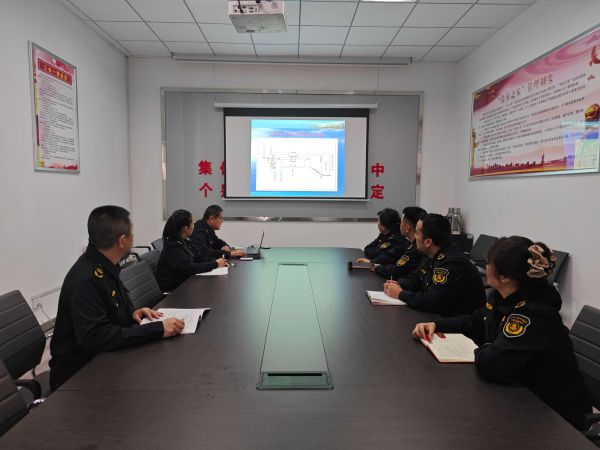 图一 业务骨干讲解路政业务知识.jpg