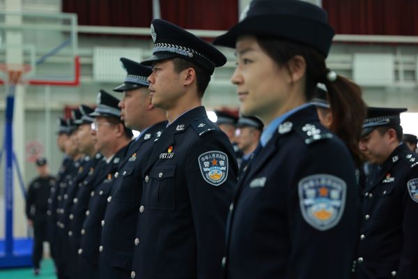 民警进行军姿训练.JPG