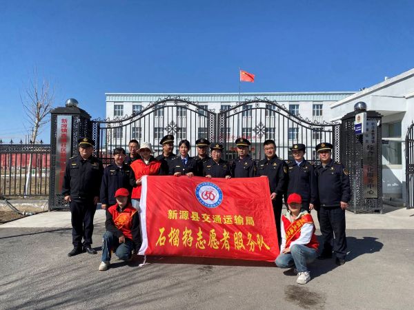 新源执法大队联合开展“双报到”交通志愿服务活动.jpg