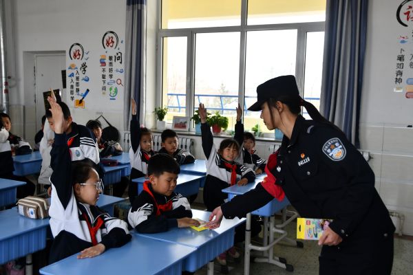 互动问答中，民警给积极回答问题的学生赠送奖品.jpg
