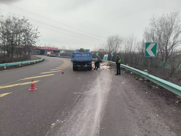 04011743507666891630.jpg 询问车主具体事故情况并提供帮助.jpg