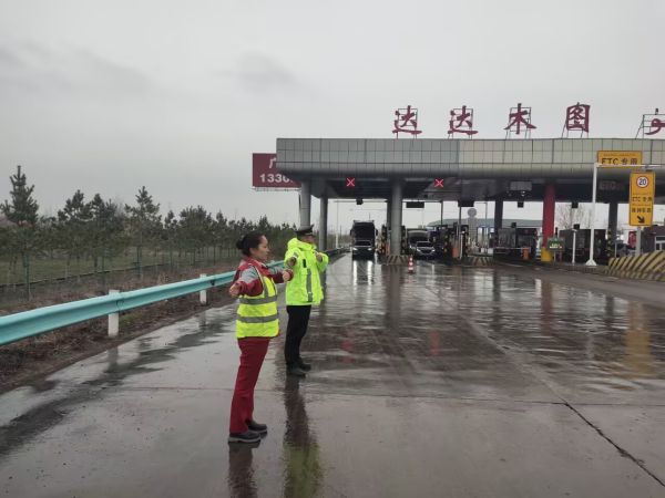 04011743507672755557.jpg 在收费站疏导交通.jpg