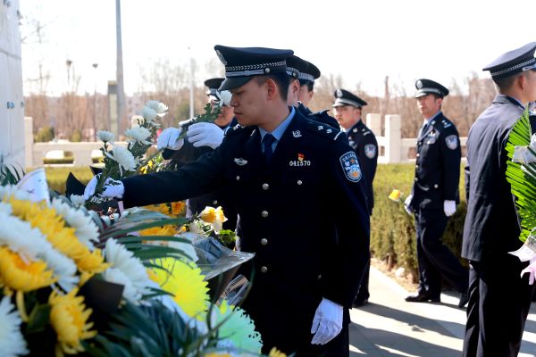 民警纷纷献上白菊以寄哀思.JPG