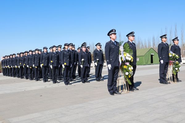 特警队员向烈士纪念碑敬献花篮.JPG