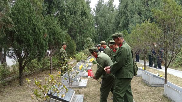 图为  向烈士鲜花现场（罗安周  摄）.jpg