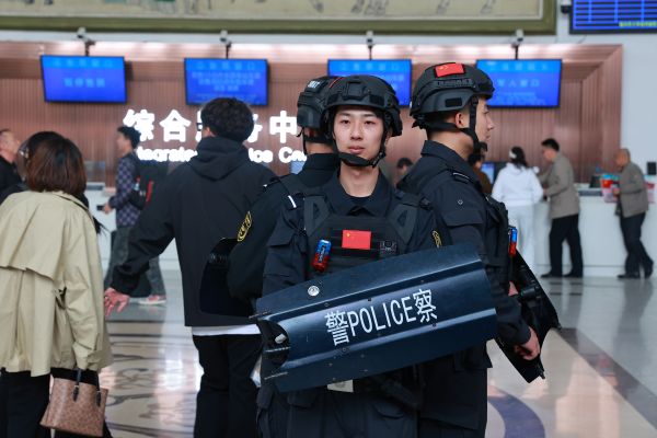 特警支队民警加强客运车站的巡视防控，提高旅客群众出行“安全感”。——摄影杜星宇。.JPG