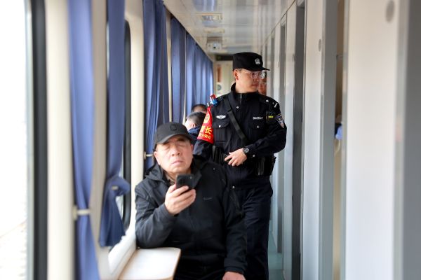 乘务民警在车厢开展安全巡视，及时响应旅客服务诉求。——摄影杜星宇。.JPG