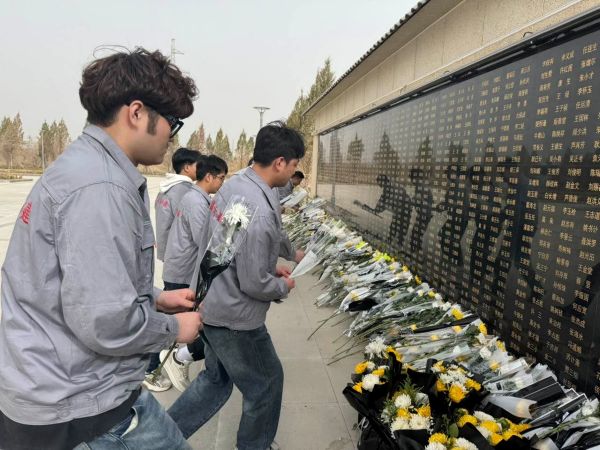 缅怀革命英烈，传承兵团精神——第一工程公司清明节祭英烈活动（宋俊德摄影） (4).jpg