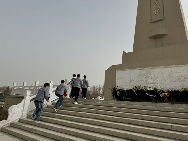 缅怀革命英烈，传承兵团精神——第一工程公司清明节祭英烈活动（宋俊德摄影） (3).jpg