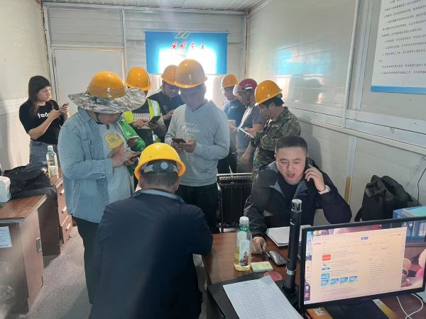 图为4月8日兵团六建劳务公司工作人员在南疆一项目驻地帮助农民工进行个税汇算清缴（朱柏霖 摄） (6).jpg