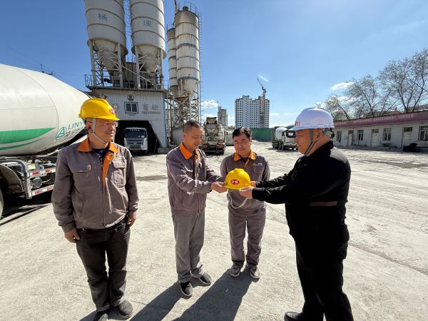 04101744286686593680.jpg 天筑白杨预拌砼公司为驾驶员更换安全帽 筑牢安全防线(图).jpg