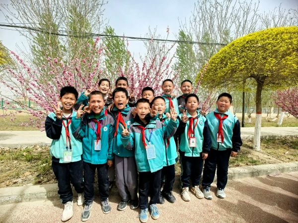 04111744368281775274.jpg 同学们开心的合影照片.jpg