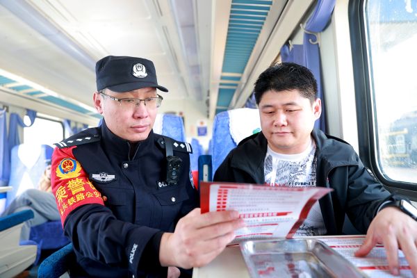 列车上，民警向乘客讲解国家安全知识.JPG