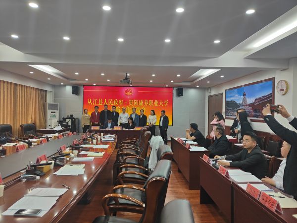 04161744792515227715.jpg 双方代表签约.jpg