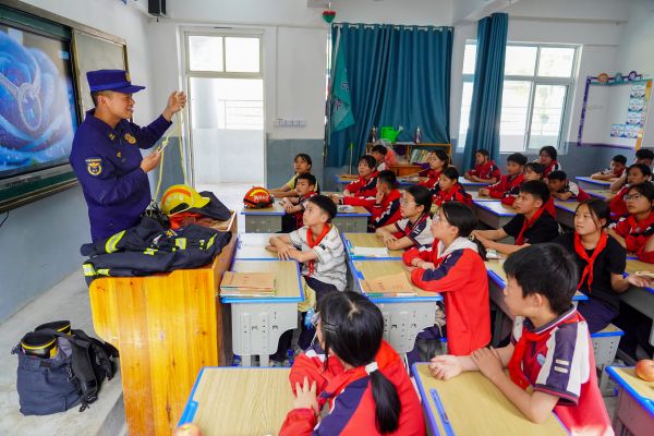 2025年4月15日，消防救援人员在贵州省黔东南苗族侗族自治州从江县城关第四小学给学生讲解消防器材。 (3).jpg