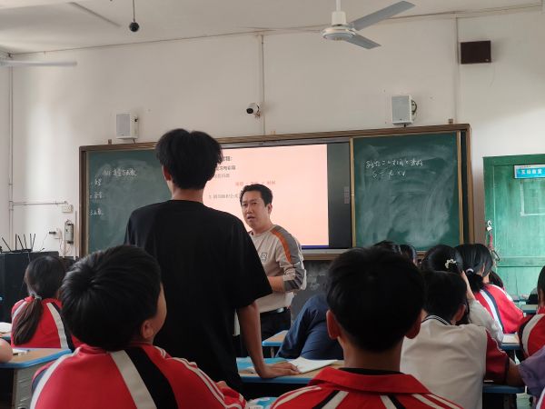 04161744794745161076.jpg 杨通辉老师与学生互动.jpg