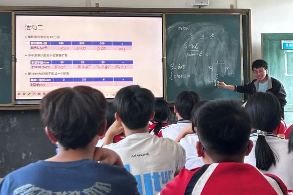 04161744794751791377.jpg 吴显师老师讲评学生练习答案.jpg