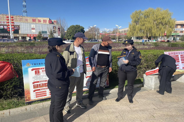 图二：向过往群众宣传《国家安全法》《保守国家秘密法》《公路法》等法律法规.png
