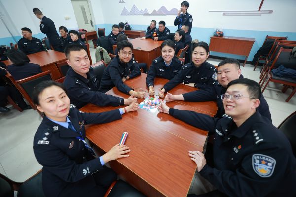 民警参加“拼图搭子”游戏.jpg