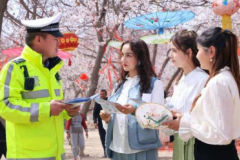 【全民国家安全教育日】乌什公安交警以“全民国家安全教育日”为契机进辖区开展交通安全宣传活动