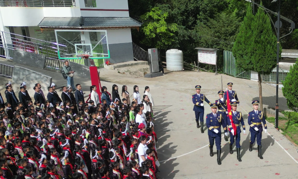 图为 迈着铿锵步伐护送国旗现场（石弟 摄）.png