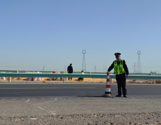 【阿克苏执法支队】玉米洒落公路隔离带  交通执法人员化身“暖心卫士”