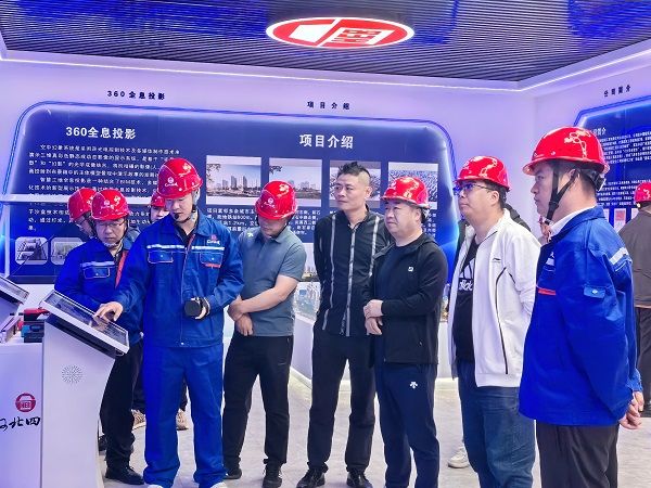 项目人员向观摩团展示360全景.jpg