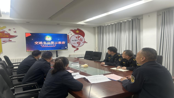 图片二：全体执法人员观看道路交通安全警示教育视频.png