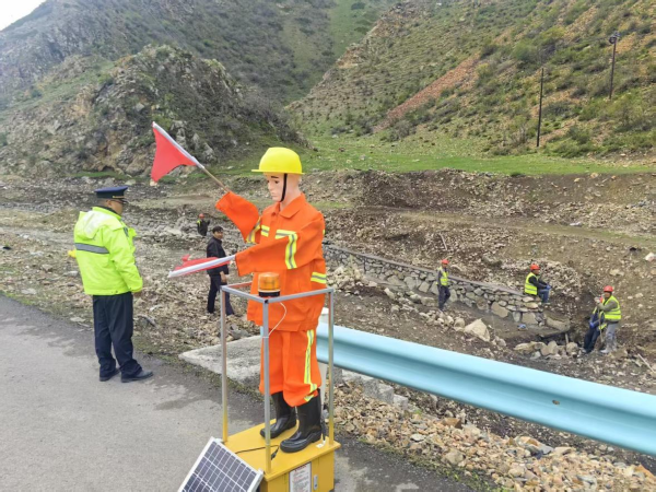 图片2：对辖区施工路段进行安全检查.png