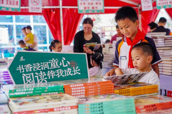 2025年4月21日，学生在贵州省黔东南苗族侗族自治州从江县一处书摊上选购图书。 (5).jpg