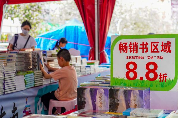 2025年4月21日，学生和家长在贵州省黔东南苗族侗族自治州从江县一处书摊上选购图书。 (5).jpg