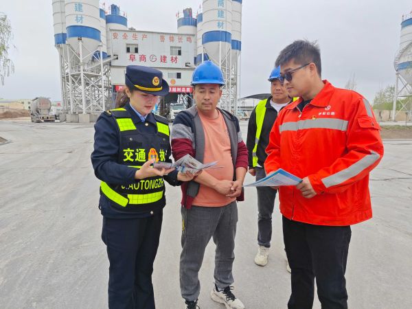 图二 深入企业开展法律法规宣传.jpg