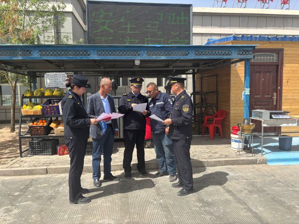 04281745831319181605.jpg 图1.柯坪支队大队执法人员在阿恰服务区向群众宣传国家安全法法律法规知识.JPG