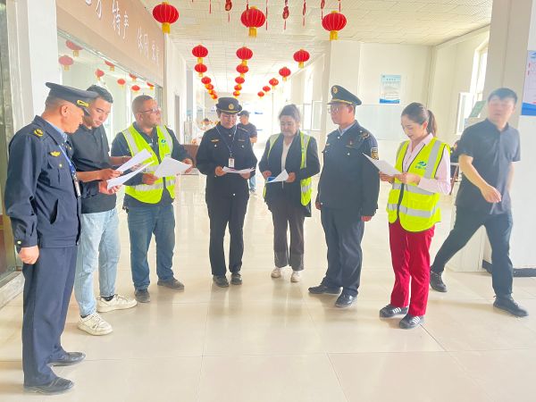 04281745831325599166.jpg 图2.柯坪支队大队执法人员在阿恰服务区向群众宣传国家安全法法律法规知识.jpg