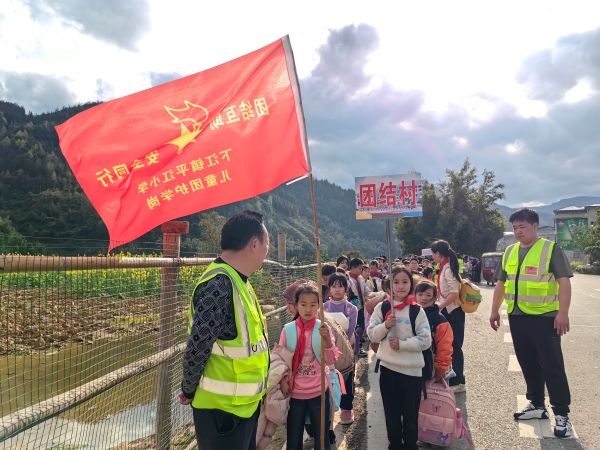 图为：下江镇开展“落实护苗行动  开展儿童团护学”护学岗工作6.jpg