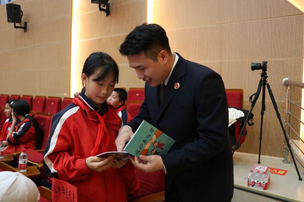检察干警向参与活动的同学讲解了《中华人民共和国未成年人保护法》《中华人民共和国预防未成年人犯罪法》等法律法规.JPG