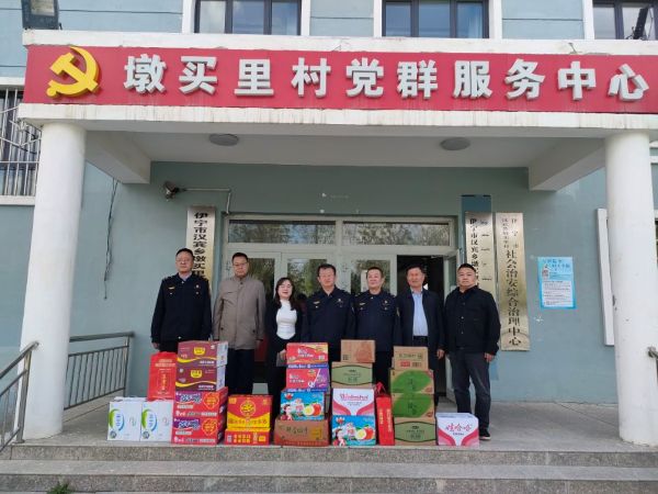 图1：伊犁执法支队党委为驻村工作队送慰问品.jpg