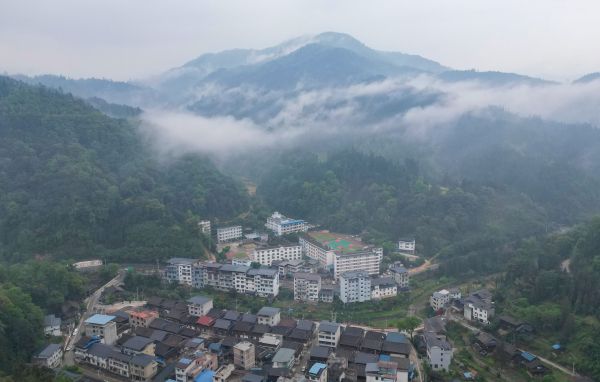 04301746017532353089.jpg 图为坐落在从江县谷坪乡大山脚下的谷坪乡中心小学。.jpg