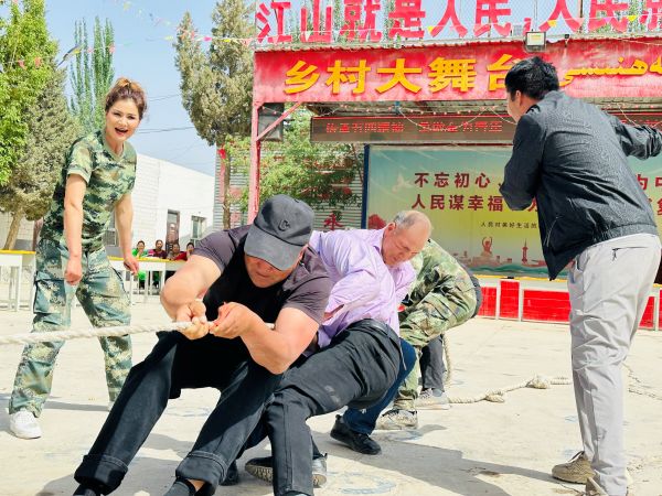 04301746017741678804.jpg 拔河比赛现场图片.jpg