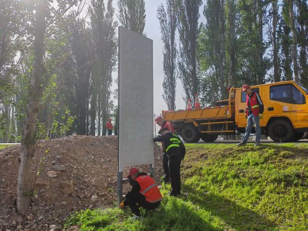 图片1：察布查尔执法大队执法人员联合公路养护部门清理沿线违法设置的广告牌.jpg