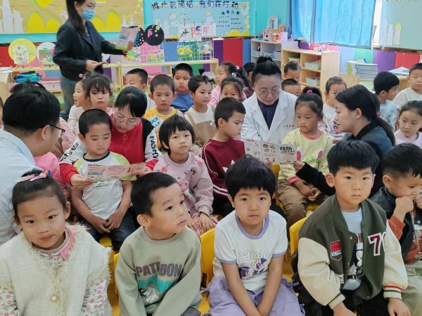 04301746020342935344.jpg 3、 一团分院携手一团幼儿园,以播放动画、讲故事等趣味形式,陆续向一团幼儿园200余名幼儿普及基础疫苗知识,帮助儿童树立健康意识,并通过发放宣传资料,引导幼儿将知识传递给家长。.jpg