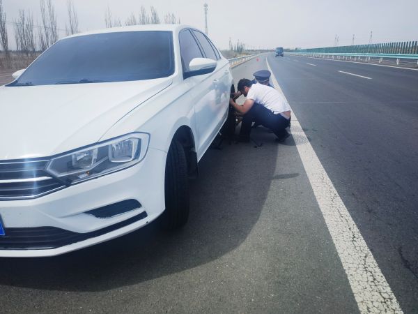 新和执法大队执法人员在G3012线685公里附近救援一辆爆胎的小型轿车 (1).jpg