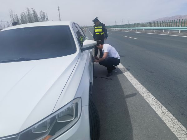 新和执法大队执法人员在G3012线685公里附近救援一辆爆胎的小型轿车 (2).jpg