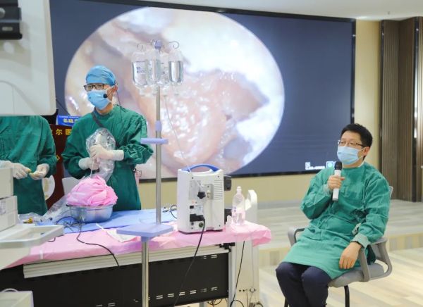 肖芒教授（右一）在进行模拟手术直播授课.jpg