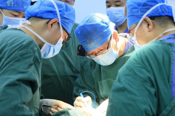 肖芒教授正在手术--赵博伟摄.jpg