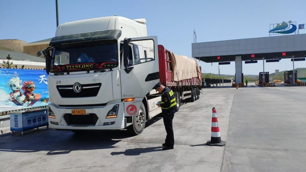 05061746538576935488.png 图片二:执法人员向驾驶员宣传治理超限超载的法律法规.png