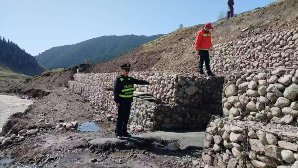 05061746538584884318.png 图片三:执法人员对辖区路段开展汛期隐患排查工作.png