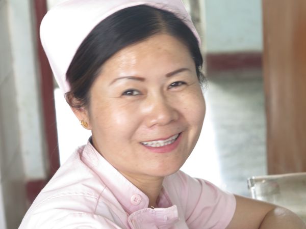 瞧，护士的微笑。图为十二团医院护士灿烂的微笑。（梁明科 摄影）.JPG